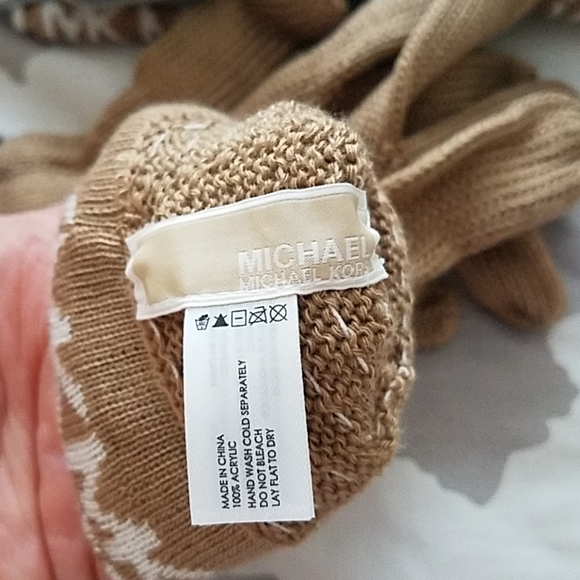 Michael Kors Scarf,  hat and gloves set - Picture 2 of 6